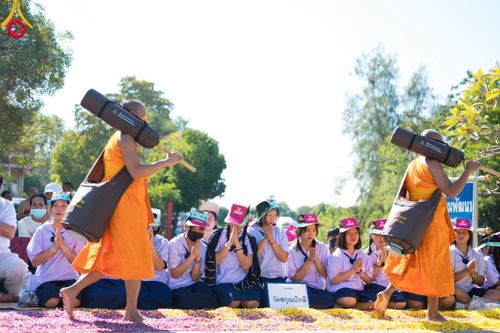ภาพ No.106126:พิธีต้อนรับพระธรรมยาตรา ชุด 2 ในโครงการธรรมยาตรากตัญญูบูชา มหาปูชนียาจารย์  พระมงคลเทพมุนี(สด จนฺทสโร) พระผู้ปราบมาร  อนุสรณ์สถาน 7 แห่ง ปีที่ 12  วันที่ 3 มกราคม พ.ศ. 2567  ณ อนุสรณ์สถานโลตัสแลนด์ จ.สุพรรณบุรี