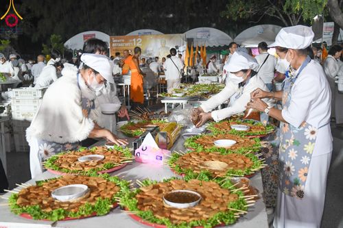 ภาพ No.106299:พิธีถวายภัตตาหารเป็นสังฆทาน แด่คณะพระธรรมยาตราฯ ในโครงการธรรมยาตรากตัญญูบูชา มหาปูชนียาจารย์ พระมงคลเทพมุนี(สด จนฺทสโร) พระผู้ปราบมาร อนุสรณ์สถาน 7 แห่ง ปีที่ 12 วันที่ 5 มกราคม พ.ศ. 2567 ณ อนุสรณ์สถานโลตัสแลนด์ จ.สุพรรณบุรี