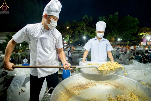 ภาพ No.69822:พิธีถวายภัตตาหารเป็นสังฆทาน แด่คณะพระธรรมยาตราฯ ในโครงการธรรมยาตราฯ ปีที่ 11 ณ อนุสรณ์สถานมหาวิหารพระมงคลเทพมุนี อ.สองพี่น้อง จ.สุพรรณบุรี วันที่ 7 มกราคม พ.ศ. 2566