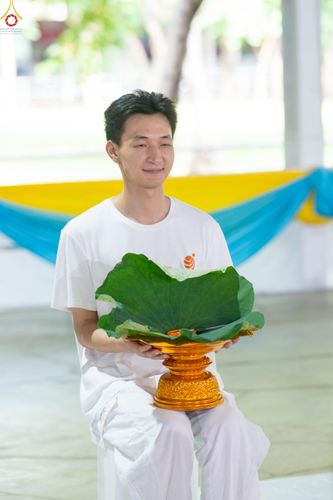ภาพ No.338260:วันอาทิตย์ที่ 5 กรกฎาคม พศ.2569 พิธีตัดปอยผมธรรมทายาทนานาชาติ IDOP รุ่นที่ 21 จากประเทศจีน มาเลเซีย สิงคโปร์ และไต้หวัน ณ โถงช้าง วัดพระธรรมกาย