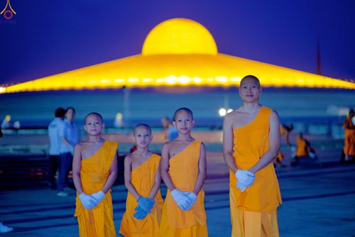 ภาพ No.326942:วันที่ 1 พฤษภาคม พ.ศ.2569 พระภิกษุ สามเณร เจ้าหน้าที่ สาธุชน ร่วมกันเก็บงาน ณ ลานธรรม วัดพระธรรมกาย