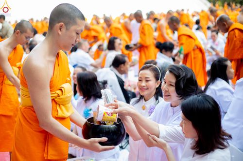 ภาพ No.289416:วันที่ 7 มกราคม พ.ศ. 2569 พิธีตักบาตรพระธรรมยาตรา ณ อนุสรณ์สถานลำดับที่ 1 สถานที่เกิดด้วยรูปกายเนื้อ อนุสรณ์สถานมหาวิหารพระมงคลเทพมุนี (โลตัสแลนด์) อ.สองพี่น้อง จ.สุพรรณบุรี ในโครงการธรรมยาตรา กตัญญูบูชา มหาปูชนียาจารย์ พระมงคลเทพมุนี(สด จนฺทสโร) พระผู้ป