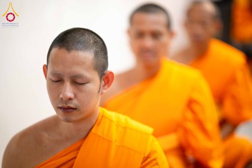 ภาพ No.297274:วันที่ 15 มกราคม พ.ศ.2569 พระธรรมยาตราปฏิบัติธรรมและถ่ายภาพหมู่ประวัติศาสตร์ อนุสรณ์สถานลำดับที่ 4 สถานที่เกิดด้วยกายธรรม  ณ วัดโบสถ์บน ต.บางคูเวียง จ.นนทบุรี ในโครงการธรรมยาตรา กตัญญูบูชา มหาปูชนียาจารย์ พระมงคลเทพมุนี(สด จนฺทสโร) พระผู้ปราบมาร อนุสรณ์ส