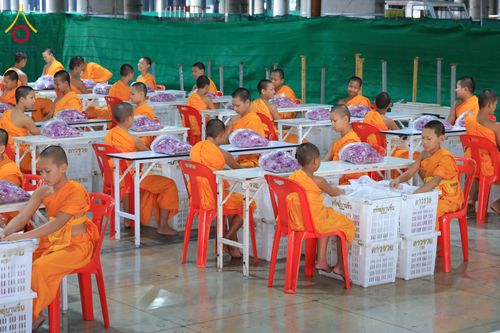 ภาพ No.303219:วันที่ 15-21 มกราคม พ.ศ.2569 ปลิดกลีบดอกเบญจทรัพย์ เพื่อโปรยต้อนรับพระธรรมยาตรา ในโครงการธรรมยาตรา กตัญญูบูชา มหาปูชนียาจารย์ พระมงคลเทพมุนี(สด จนฺทสโร) พระผู้ปราบมาร อนุสรณ์สถาน 7 แห่ง ปีที่ 14 ณ วิหารคด วัดพระธรรมกาย