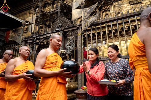 ภาพ No.317250:วันอังคารที่ 31 มีนาคม พ.ศ.2569 จาริกบิณฑบาตแห่งศรัทธา จากวัดอเชศวรสู่สี่แยกปาตันและวัดศรี ประเทศเนปาล