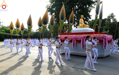 ภาพ No.89104:พิธีอัญเชิญรูปหล่อทองคำ  คุณยายอาจารย์มหารัตนอุบาสิกาจันทร์ ขนนกยูง เพื่อประดิษฐาน ณ มหาวิหารคุณยายอาจารย์ฯ เนื่องในวันครูผู้ค้นพบวิชชาธรรมกาย วันศุกร์ที่ 29 กันยายน พ.ศ. 2566