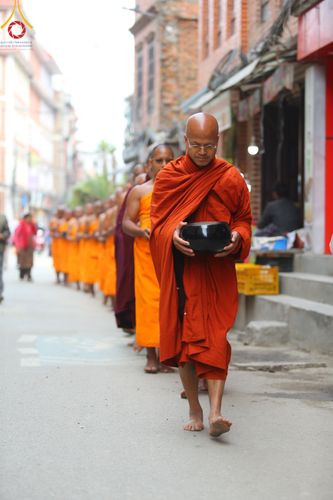 ภาพ No.317272:วันอังคารที่ 31 มีนาคม พ.ศ.2569 จาริกบิณฑบาตแห่งศรัทธา จากวัดอเชศวรสู่สี่แยกปาตันและวัดศรี ประเทศเนปาล