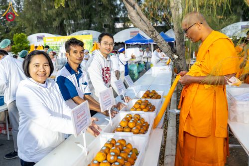 ภาพ No.193758:สาธุชนถวายภัตตาหารเป็นสังฆทาน แด่พระธรรมยาตรา ณ อนุสรณ์สถานมหาวิหารพระมงคลเทพมุนี (โลตัสแลนด์) อ.สองพี่น้อง จ.สุพรรณบุรี ในโครงการธรรมยาตรา กตัญญูบูชา มหาปูชนียาจารย์ พระมงคลเทพมุนี(สด จนฺทสโร) พระผู้ปราบมาร ปีที่ 13 วันที่ 12 มกราคม พ.ศ.2568