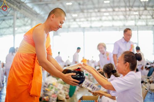 ภาพ No.167532:พิธีตักบาตรและพิธีบูชาข้าวพระ ในวันอาทิตย์ที่ 3 พฤศจิกายน พ.ศ. 2567 ณ วัดพระธรรมกาย