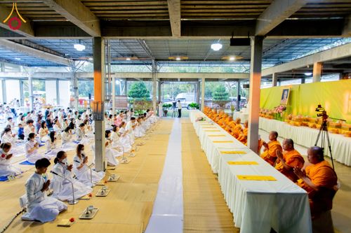 ภาพ No.194943:พิธีถวายภัตตาหารเป็นสังฆทาน แด่พระธรรมยาตรา ณ อนุสรณ์สถานมหาวิหารพระมงคลเทพมุนี (โลตัสแลนด์) อ.สองพี่น้อง จ.สุพรรณบุรี ในโครงการธรรมยาตรา กตัญญูบูชา มหาปูชนียาจารย์ พระมงคลเทพมุนี(สด จนฺทสโร) พระผู้ปราบมาร แห่ง ปีที่ 13 วันที่ 14 มกราคม พ.ศ.2568