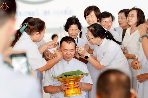 ภาพ No.223189:วันที่ 2 -10 พฤษภาคม พ.ศ. 2568 พิธีตัดปอยผม ปลงผม พิธีขอขมาลาอุปสมบทอุทิศชีวิต ของอุบาสก พิสิทธิ์ หมื่นแกล้ว  ณ วัดพระธรรมกาย