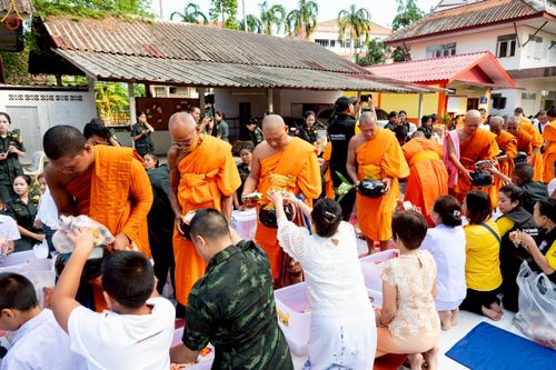 ภาพ No.234421:วันพฤหัสบดีที่ 24 กรกฎาคม พ.ศ. 2568 พิธีถวายสังฆทานแก่คณะสงฆ์ 323 วัด , พิธีมอบกองทุนหนุนแรงใจช่วยครูใต้ , พิธีทำบุญส่วนกุศลแด่ผู้วายชนม์ ในเหตุการณ์ความไม่สงบ 4 จังหวัด ชายแดนภาคใต้ (ปัตตานี , ยะลา , นราธิวาส , สงขลา) ปีที่ 21 ครั้งที่ 179 ณ วัดเวฬุวัน 