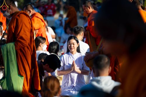 ภาพ No.103881:พิธีตักบาตรพระ 1,000 รูป ครั้งที่ 7 ถวายเป็นพุทธบูชา เพื่อช่วยเหลือคณะสงฆ์ 323 วัด 4 จังหวัดชายแดนภาคใต้ และถวายแด่คณะสงฆ์จังหวัดพิษณุโลก ณ ลานธรรมธุดงคสถานพิษณุโลก อ.วังทอง จ.พิษณุโลก วันที่ 24 ธันวาคม พ.ศ. 2566