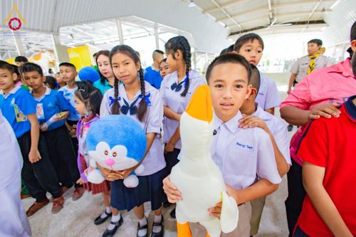 ภาพ No.193541:วัดพระธรรมกาย และ มูลนิธิธรรมกาย มอบของขวัญสนับสนุนงานวันเด็ก วันที่ 8 มกราคม พ.ศ. 2568 ณ อาคารโถงช้างฯ วัดพระธรรมกาย อ.คลองหลวง จ.ปทุมธานี