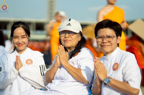 ภาพ No.221600:วันอังคารที่ 22 เมษายน พ.ศ. 2568 ภาพพิธีถวายมหาสังฆทานคณะสงฆ์ 40,000 กว่าวัดทั่วประเทศ เนื่องในวันคุ้มครองโลก ชุดที่ 2 (ปลื้มให้สมการรอคอย) ณ ลานธรรมพระมหาธรรมกายเจดีย์ วัดพระธรรมกาย