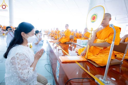 ภาพ No.205722:พิธีสวดพระพุทธมนต์ และถวายภัตตาหารเมนูสวรรค์แด่พระภิกษุ สามเณร วันจันทร์ที่ 3 กุมภาพันธ์ พ.ศ. 2568 ณ หอฉันคุณยายอาจารย์ฯ วัดพระธรรมกาย