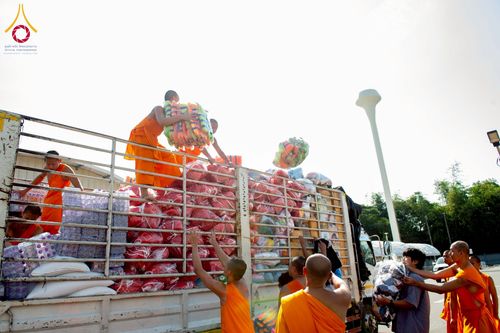 ภาพ No.273716:วันที่ 27 พฤศจิกายน พ.ศ. 2568 คณะศิษยานุศิษย์วัดพระธรรมกาย มูลนิธิธรรมกาย มอบอาหารและสิ่งของความช่วยเหลือให้พี่น้องชาวใต้ ผู้ประสบอุทกภัยน้ำท่วม