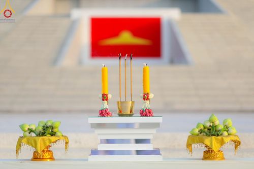 ภาพ No.101462:พิธีเวียนประทักษิณ, พิธีวันทาเจดีย์, พิธีขอขมาและมอบผ้าไตร ในโครงการอุปสมบทหมู่ รุ่นบูชาธรรมมหาปูชนียาจารย์ ณ วัดพระธรรมกาย ในวันที่ 9 ธันวาคม พ.ศ. 2566