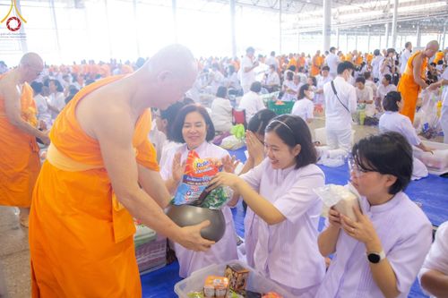 ภาพ No.136604:พิธีตักบาตร พิธีบูชาข้าวพระ ในวันอาทิตย์ต้นเดือนที่ 5 พฤษภาคม พ.ศ. 2567 ณ วัดพระธรรมกาย จ.ปทุมธานี