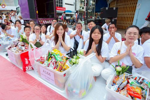 ภาพ No.237099:วันอาทิตย์ที่ 10 สิงหาคม พ.ศ. 2568 มหาสังฆทานครั้งยิ่งใหญ่ ตักบาตรพระ 10,000 รูป ถ.นิพัทธ์อุทิศ 3 ใจกลางนครหาดใหญ่ จ.สงขลา (ชุดที่ 2)