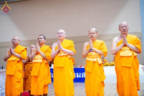 ภาพ No.208824:พระบาทสมเด็จพระเจ้าอยู่หัวทรงพระกรุณาโปรดเกล้าฯ พระราชทานภัตตาหารพระราชทาน แด่พระภิกษุ สามเณร ในการสอบบาลีสนามหลวง ณ วัดพระธรรมกาย วันที่ 22 กุมภาพันธ์ พ.ศ. 2568 ณ วัดพระธรรมกาย อำเภอคลองหลวง จังหวัดปทุมธานี