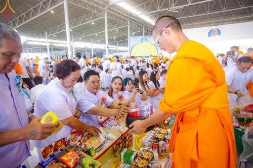 ภาพ No.139105:พิธีตักบาตร , พิธีบูชาข้าวพระ ณ ห้องแก้วสารพัด 1 สภาธรรมกายสากล วัดพระธรรมกาย วันอาทิตย์ต้นเดือนที่ 2 มิถุนายน พ.ศ. 2567