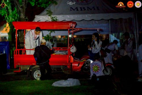 ภาพ No.224781:วันที่ 11 -12 พฤษภาคม พ.ศ. 2568 คณะพระอาจารย์ เจ้าหน้าที่ อาสาสมัคร นักศึกษา ทั้งชาวอินโดนีเซีย และชาวไทย ร่วมแรงร่วมใจ เตรียมงาน เก็บงาน ในวันวิสาขบูชา ณ พระมหาเจดีย์บรมพุทโธ ประเทศอินโดนีเซีย