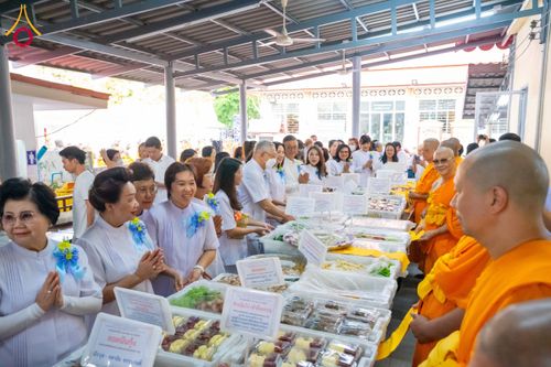 ภาพ No.195919:พิธีถวายภัตตาหารเป็นสังฆทาน แด่พระธรรมยาตรา ณ วัดโบสถ์(บน) ตำบลบางคูเวียง อำเภอบางกรวย จังหวัดนนทบุรี ในโครงการธรรมยาตรา กตัญญูบูชา มหาปูชนียาจารย์ พระมงคลเทพมุนี(สด จนฺทสโร) พระผู้ปราบมาร อนุสรณ์สถาน 7 แห่ง ปีที่ 13 วันที่ 16 มกราคม พ.ศ. 2568