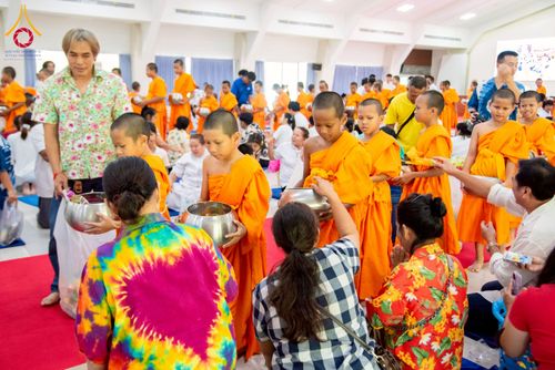 ภาพ No.218091:วันอาทิตย์ที่ 13 เมษายน พ.ศ. 2568 พิธีตักบาตรฉลองสามเณรใหม่ 75 รูป เนื่องในวันสงกรานต์ (โครงการบรรพชาสามเณรฟื้นฟูพระพุทธศาสนาทั่วไทย ประจำปีพุทธศักราช 2568) ณ ศูนย์ปฏิบัติธรรมระยอง(บ้านช่องลม) ตำบลบางบุตร อำเภอบ้านค่าย จังหวัดระยอง
