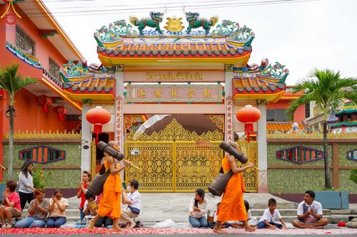 ภาพ No.128525:พิธีอัญเชิญพระบรมสารีริกธาตุ " ใจกลางเมืองนครหาดใหญ่ " เพื่อประดิษฐาน ณ มหารัตนเจดีย์สิริปทุมสวรรค์ (เจดีย์อริยพุทธะ 5 พระองค์) ศูนย์ปฏิบัติธรรมภาคใต้ อ.บางกล่ำ จ.สงขลา  วันที่ 9 มีนาคม พ.ศ. 2567 (ชุดที่ 2)