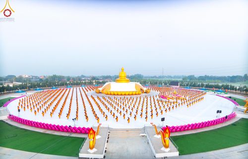 ภาพ No.198646:พระธรรมยาตราปฏิบัติธรรม และถ่ายภาพหมู่ประวัติศาสตร์ ณ อนุสรณ์สถานบางปลา วัดบางปลา อำเภอบางเลน จังหวัดนครปฐม ในโครงการธรรมยาตรา กตัญญูบูชา มหาปูชนียาจารย์ พระมงคลเทพมุนี(สด จนฺทสโร) พระผู้ปราบมาร อนุสรณ์สถาน 7 แห่ง ปีที่ 13 วันที่ 20 มกราคม พ.ศ. 2568