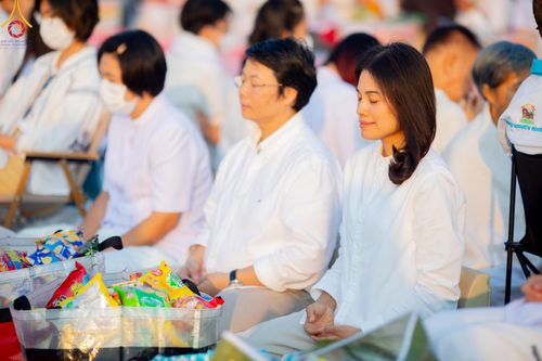 ภาพ No.201067:พิธีตักบาตรพระธรรมยาตรา ณ อนุสรณ์สถานลำดับที่ 5 สถานที่เผยแผ่วิชชาธรรมกายครั้งแรก อนุสรณ์สถานบางปลา วัดบางปลา อำเภอบางเลน จังหวัดนครปฐม ในโครงการธรรมยาตรา กตัญญูบูชา มหาปูชนียาจารย์ พระมงคลเทพมุนี(สด จนฺทสโร) พระผู้ปราบมาร อนุสรณ์สถาน 7 แห่ง ปีที่ 13