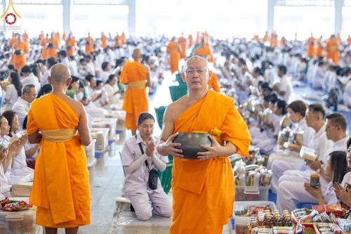 ภาพ No.158969:พิธีตักบาตร ในวันอาทิตย์ต้นเดือน วันที่ 6 ตุลาคม พ.ศ. 2567 ณ สภาธรรมกายสากล วัดพระธรรมกาย