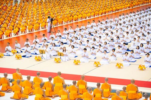 พิธีเจริญพระพุทธมนต์ ถวายภัตตาหารเป็นสังฆทาน เนื่องในวาระอายุวัฒนมงคล 80 ปี หลวงพ่อธัมมชโย ณ สภาธรรมกายสากล วัดพระธรรมกาย วันพุธที่ 24 เมษายน พ.ศ.2567