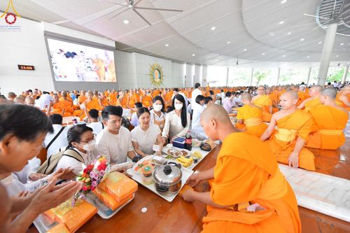 ภาพ No.162172:พิธีถวายภัตตาหารเมนูสวรรค์ เนื่องในวันออกพรรษา (ขึ้น 15 ค่ำ เดือน 11) วันพฤหัสบดีที่ 17 ตุลาคม พ.ศ. 2567 ณ หอฉันคุณยายอาจารย์ฯ วัดพระธรรมกาย