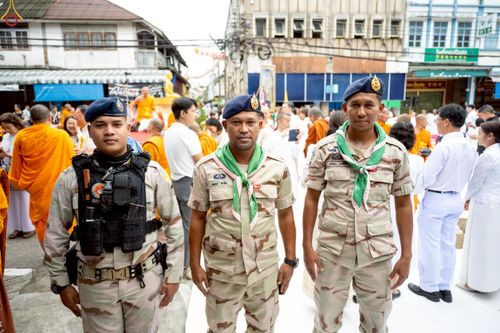 ภาพ No.245863:วันที่ 13-14 กันยายน พ.ศ. 2568 เจ้าหน้าที่ทุกสถานะ ทุกส่วนงาน ร่วมแรงร่วมใจ ปฏิบัติหน้าที่ เตรียมงาน เก็บงาน ตักบาตรพระ 555 รูป อ.เบตง จยะลา