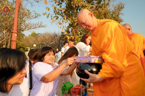 ภาพ No.208693:ตักบาตรพระ 1,743 รูป ครบรอบ 743 ปี นครน่าน ถวายเป็นพุทธบูชา น้อมบุญกุศลอุทิศให้บรรพบุรุษ วันอาทิตย์ ที่ 16 กุมภาพันธ์ พ.ศ. 2568 ณ ถนนคนเดินข่วงเมืองน่าน ต.ในเวียง อ.เมือง จ.น่าน