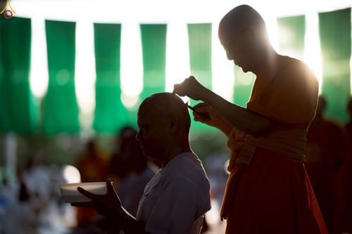 ภาพ No.242995:วันที่ 31 สิงหาคม พ.ศ. 2568 พิธีตัดปอยผมและปลงผม โครงการอุปสมบทหมู่บูชาธรรม ครบรอบ 108 ปี วันครูผู้ค้นพบวิชชาธรรมกาย ณ วัดพระธรรมกาย