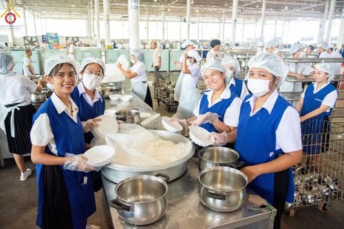 ภาพ No.58859:V.40 ภัตตาหารพระหมื่นวัด เราจัดให้ การปฏิบัติงานของเจ้าหน้าที่และอาสาสมัคร เพื่อรับบุญในการถวายภัตตาหาร แด่คณะสงฆ์ 10,000 กว่าวัดทั่วประเทศ ที่มาร่วมงานวันคุ้มครองโลก จันทร์ที่ 22 เมษายน พ.ศ. 2567 ณ วัดพระธรรมกาย