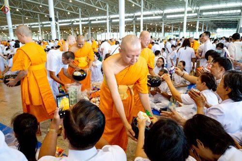 ภาพ No.243518:วันที่ 7 กันยายน พ.ศ. 2568 พิธีตักบาตร ข้าวสารอาหารแห้ง ในวันครูผู้ค้นพบวิชชาธรรมกาย ณ บ้านแก้วเรือนทองคุณยายฯ สภาธรรมกายสากล วัดพระธรรมกาย