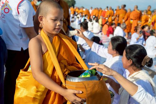 ภาพ No.250580:วันพุธที่ 8 ตุลาคม พ.ศ. 2568 พิธีตักบาตรเทโวโรหณะ ณ ลานธรรมปทุมรัตน์ธรรมเจดีย์ พุทธอุทยานนานาชาติ อ.โพนพิสัย จ.หนองคาย