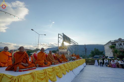 ภาพ No.187189:พิธีตักบาตรพระ ๕๐๐ รูป "สร้างบุญใหญ่ ส่งท้ายปีเก่า ต้อนรับปีใหม่ ๒๕๖๘" วันเสาร์ที่ ๒๘ ธันวาคม พ.ศ. ๒๕๖๗ ณ ถนนหน้าที่ว่าการอำเภอภูเรือ จังหวัดเลย