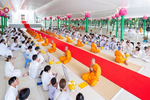 ภาพ No.244825:วันเสาร์ที่ 6 กันยายน พ.ศ. 2568 พิธีถวายบาตร บรรพชา อุปสมบทของนาคธรรมทายาท โครงการอุปสมบทหมู่บูชาธรรมครบรอบ 108 ปี  วันครูผู้ค้นพบวิชชาธรรมกาย ณ โบสถ์พระไตรปิฎก วัดพระธรรมกาย