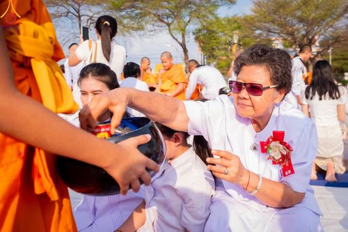 ภาพ No.58158:พิธีตักบาตรพระภิกษุและสามเณร 180 รูป ณ ลานองค์พระสมุทรเจดีย์ จ.สมุทรปราการ วันเสาร์ที่ 27 เมษายน พ.ศ. 2567
