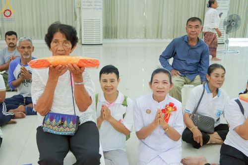 ภาพ No.216227:วันเสาร์ที่ 5 เมษายน พ.ศ. 2568 พิธีตัดปอยผม พิธีขอขมาผู้ปกครอง พิธีขอขมามอบผ้าไตร พิธีบรรพชา พิธีถวายบาตรสามเณร ณ ศูนย์ปฏิบัติธรรมและศูนย์อบรมเยาวชนเพชรบุรี ต.ท่าแลง อ.ท่ายาง จ.เพชรบุรี