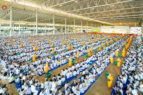 พิธีตักบาตร ในวันอาทิตย์ต้นเดือน วันที่ 1 กันยายน พ.ศ. 2567 ณ สภาธรรมกายสากล วัดพระธรรมกาย