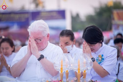 ภาพ No.109614:พิธีจุดประทีปถวายเป็นพุทธบูชา และบูชาธรรมมหาปูชนียาจารย์ วันที่ 10 มกราคม พ.ศ. 2567 ณ อนุสรณ์สถานคลองบางนางแท่น อ.สามพราน จ.นครปฐม