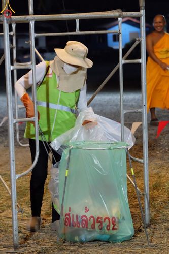 ภาพ No.116992:V.16 เป็นทีม การเตรียมงาน เก็บงาน การรับบุญของเจ้าหน้าที่หน่วยงานต่างๆ เพื่อโครงการธรรมยาตรา กตัญญูบูชามหาปูชนียาจารย์ พระมงคลเทพมุนี (สด จนฺทสโร) พระผู้ปราบมาร อนุสรณ์สถาน 7 แห่ง ปีที่ 12 ระหว่างวันที่ 2 - 31 มกราคม พ.ศ. 2567