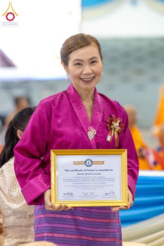 ภาพ No.127110:พิธีมอบใบประกาศเกียรติคุณองค์กรนานาชาติ และหน่วยงานที่ชักชวนคนร่วมโครงการนั่งสมาธิเพื่อสันติภาพโลกมากที่สุด วันอาทิตย์ที่ 1 มีนาคม พ.ศ. 2567 ณ สภาธรรมกายสากล วัดพระธรรมกาย