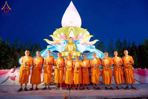 ภาพ No.250489:วันอังคารที่ 7 ตุลาคม พ.ศ. 2568 พิธีจุดประทีปบูชาพระรัตนตรัย ณ ลานธรรมปทุมรัตน์ธรรมเจดีย์ พุทธอุทยานนานาชาติ อ.โพนพิสัย จ.หนองคาย